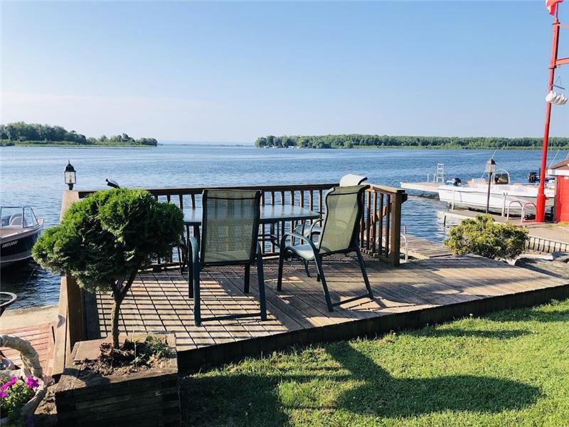 Skylight Waterfront vacation house Summerstown Cottage Rental PL