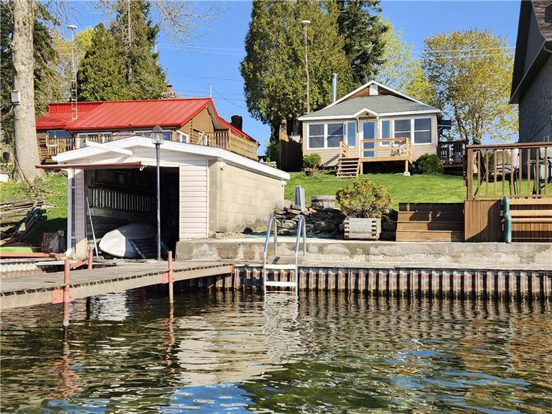 Skylight Waterfront vacation house Summerstown Cottage Rental PL