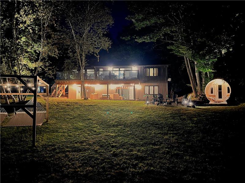 Lakeside Muskoka Cottage! Premier Escape: Cedar Barrel Sauna, Muskoka Room, & Firelit Seating Areas!