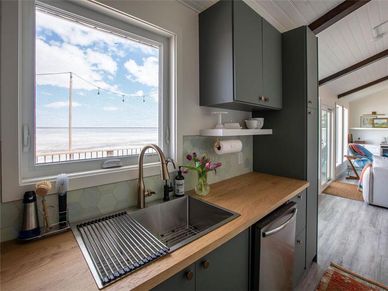 Bright & Vibrant Gimli Beach House Gimli Cottage Rental GL40474