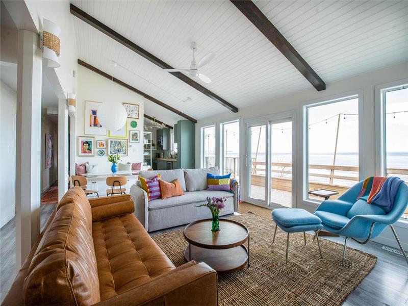 Bright & Vibrant Gimli Beach House Gimli Cottage Rental GL40474