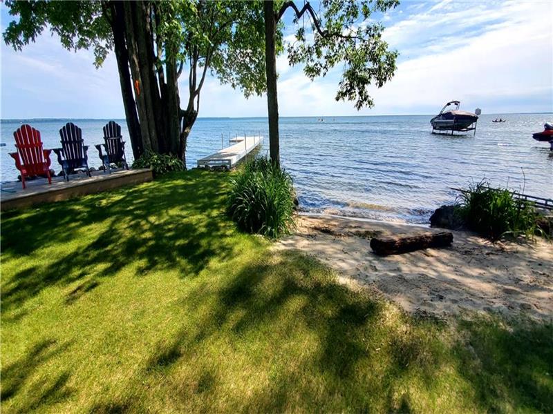 Sandy Shores Shallow Waterfront Orillia Cottage Rental DI40637 CottagesInCanada