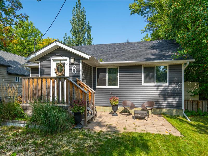 Loni Beach Retreat Gimli Cottage Rental GL40732 CottagesInCanada