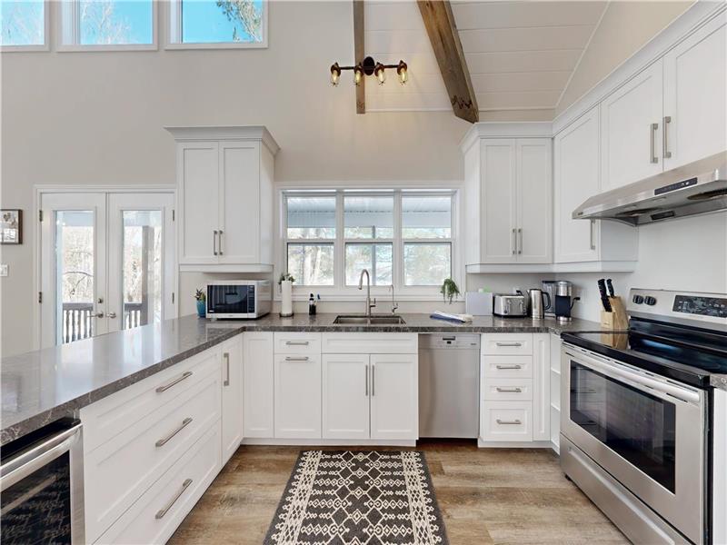Muskoka Lakeside Cottage Cozy - Port Severn Cottage Rental | GL