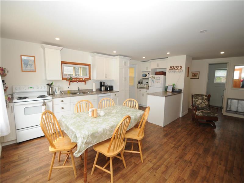 Chepstow Beach Cottage Souris Cottage Rental DI9752 CottagesInCanada