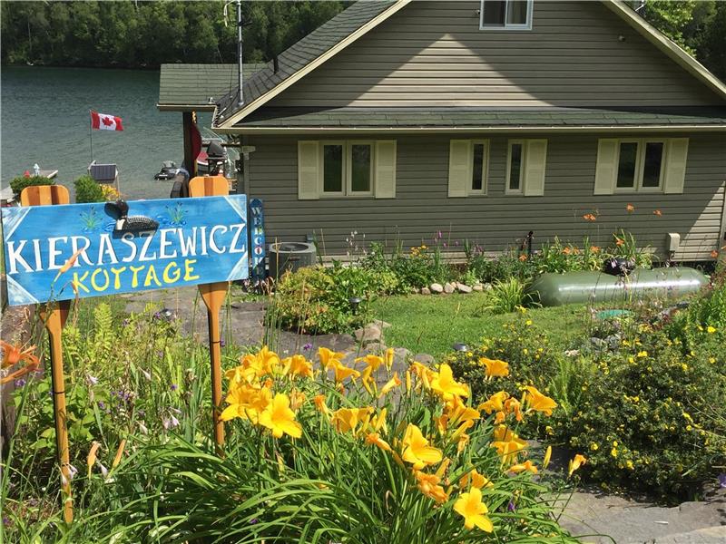 Beautiful Bright Lakefront 3 Bdrm Muskoka Lakes Cottage Rental