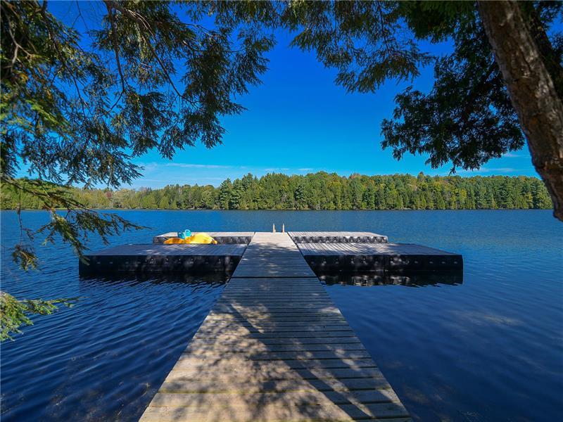 Calypso on Big Clear Lake with hot Arden Cottage Rental DI9956 CottagesInCanada