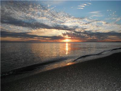 The BEACH HOUSE - Waterfront Cottage Point Pelee