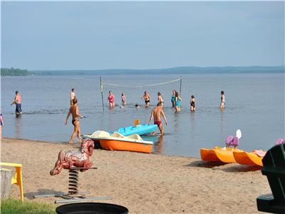 BEACH-WATERFRONT. 15 Cottages beachfront,shallow entry, use of paddleboats,kayaks,canoes