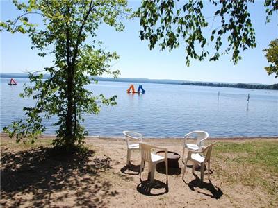 Waterfront Cottages on Golden Lake.Beautiful shallow entry, sandy beach , kayaks,paddleboats,canoes