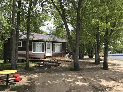 Waterfront Cottages on Golden Lake.Beautiful shallow entry, sandy beach , kayaks,paddleboats,canoes