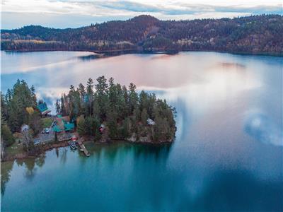 RENT ONE COTTAGE OR ENTIRE PRIVATE 3 ACRE PENINSULA WITH COTTAGES/CABINS/LODGE