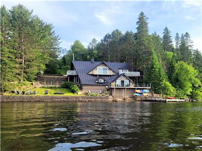 Waterfront Family Cottage w. HOT TUB, BASKETBALL CRT, KIDS PLAYGROUND & MUCH MORE!!!