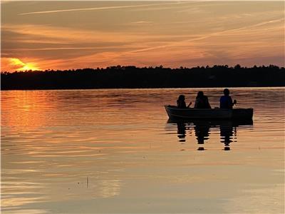 Unplug unwind Muskoka! 4 season Clean reno'd good Wifi. King bed 2 baths Stunning sunsets